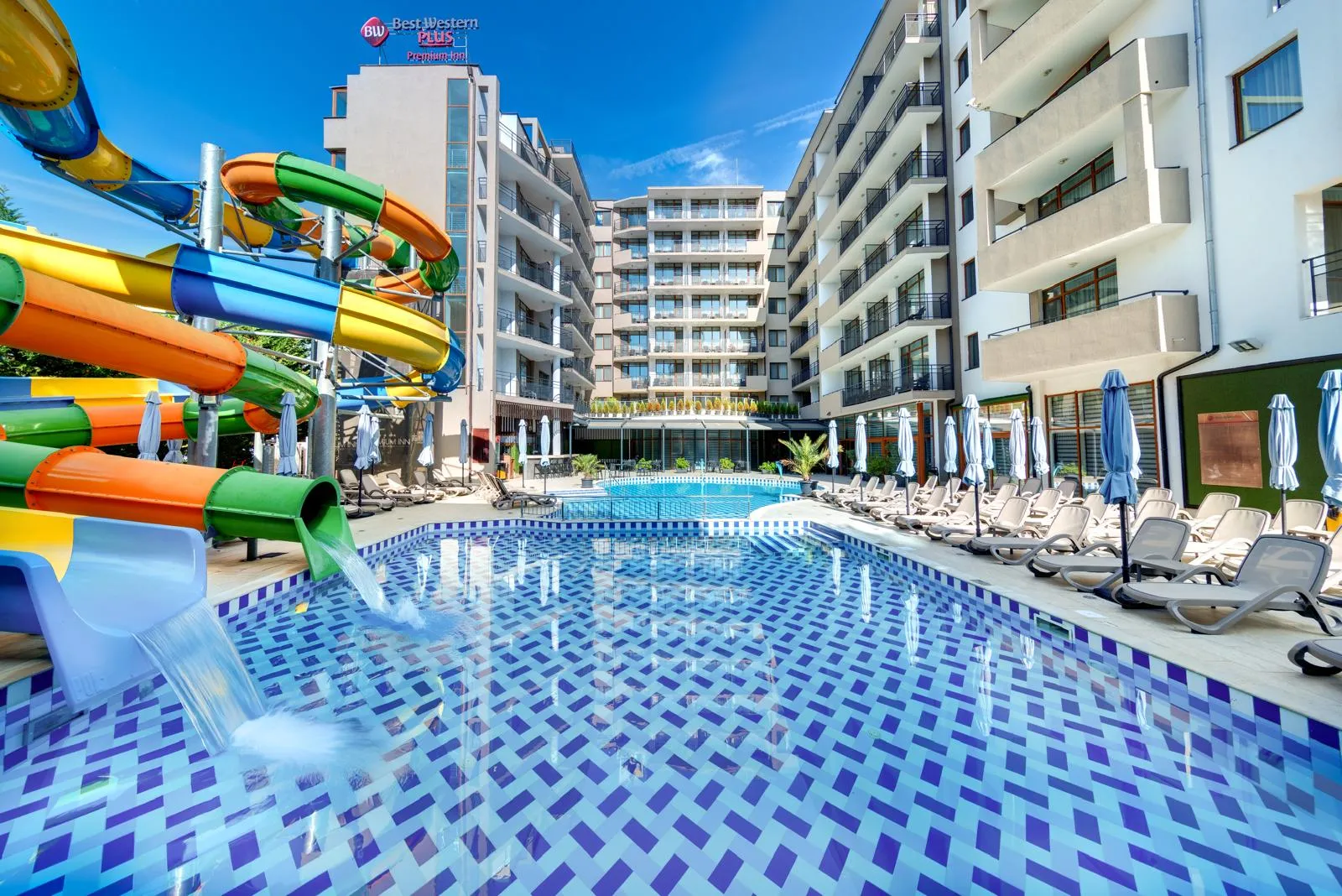 Best Western PLUS Premium Inn - מלון בסאני ביץ' לחופשת נוער